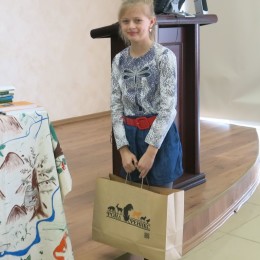 Милана Билим получает приз от организаторов  конкурса